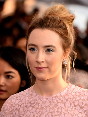 Saoirse Ronan con pendientes XL
