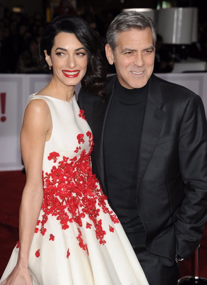 Amal acompañando a Clooney en la premiere Hail, Caesar!