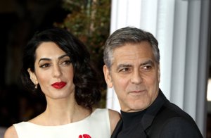 Amal acompañando a Clooney en la premiere Hail, Caesar!