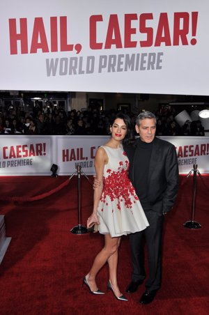 Amal acompañando a Clooney en la premiere Hail, Caesar!