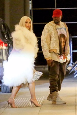 KIM KARDASHIAN DESFILE KANYE WEST RUBIA CORDON PRESS