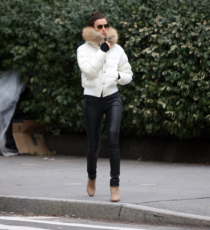 irina shayk paseando por nueva york