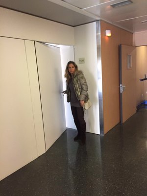 Arantxa Sánchez  Vicario en la puerta de la habitación de su padre Emilio