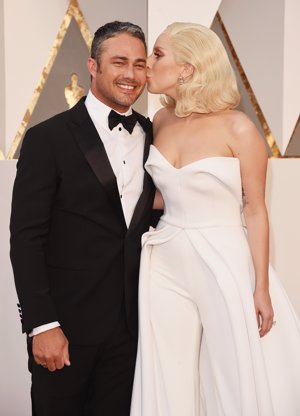 Lady Gaga junto a su novio, Taylor Kinney en los Oscars 2016