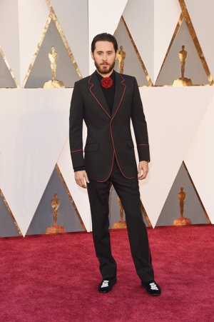 Jared Leto de Gucci en los Oscars 2016