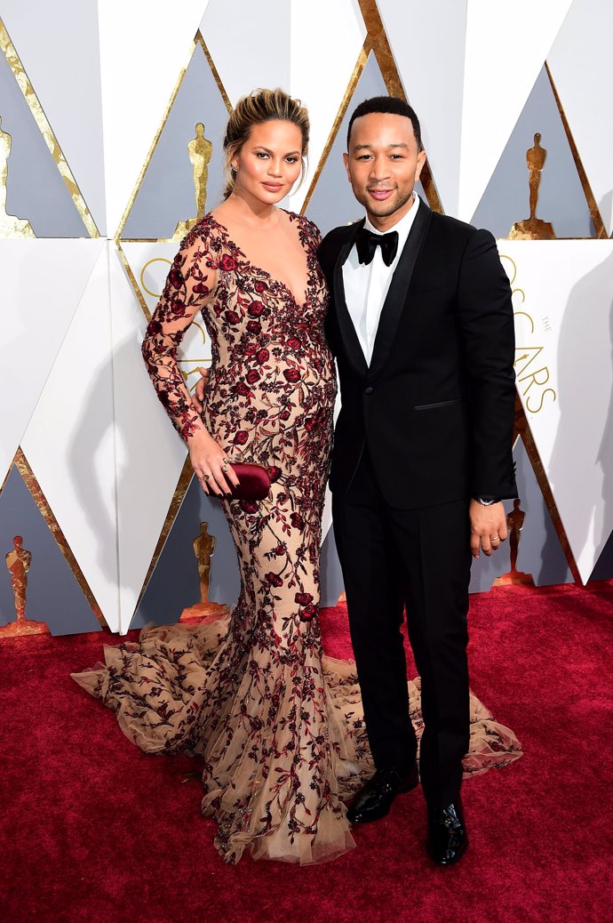 chrissy teigen, pareja de john legend en los oscar 2016 embarazada vestida de Marchessa muy guapa