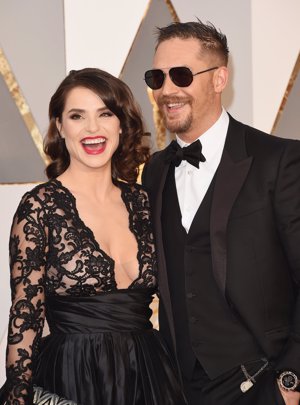 Charlotte Riley junto a su marido Tom Hardy en los Oscars 2016