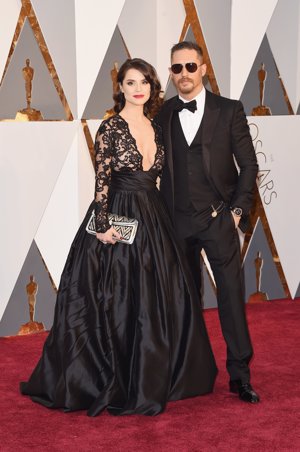 Charlotte Riley junto a su marido Tom Hardy en los Oscars 2016