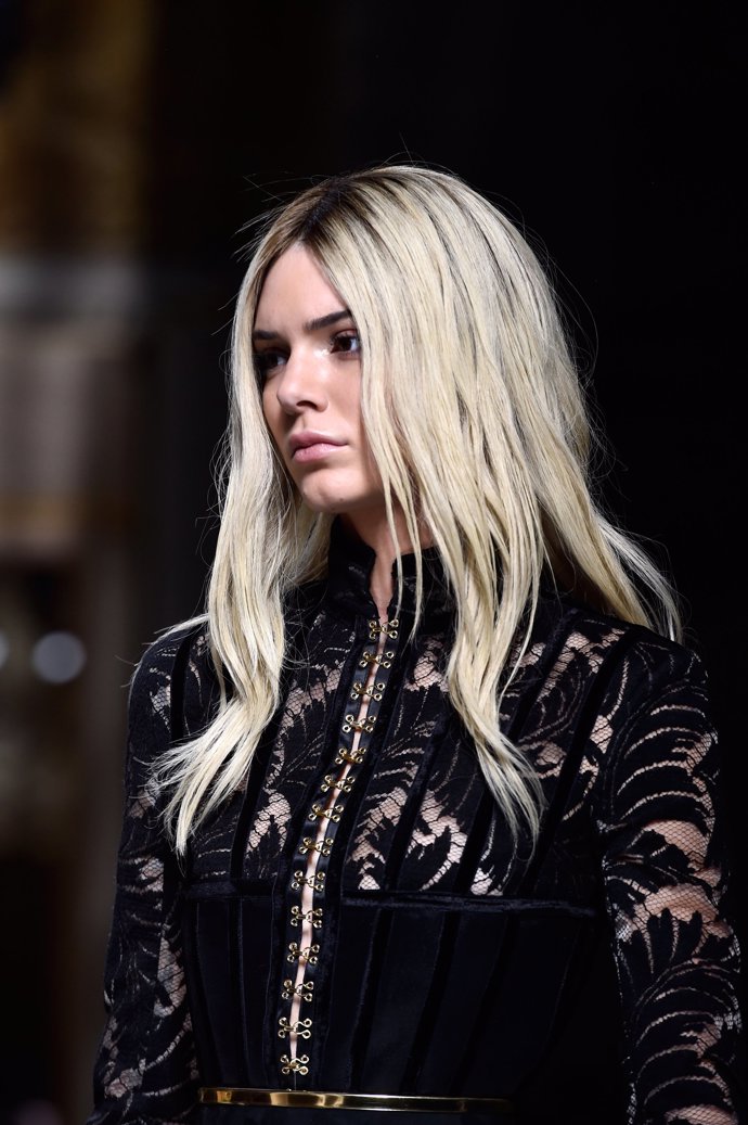 Kendall Jenner desfile de Balmain