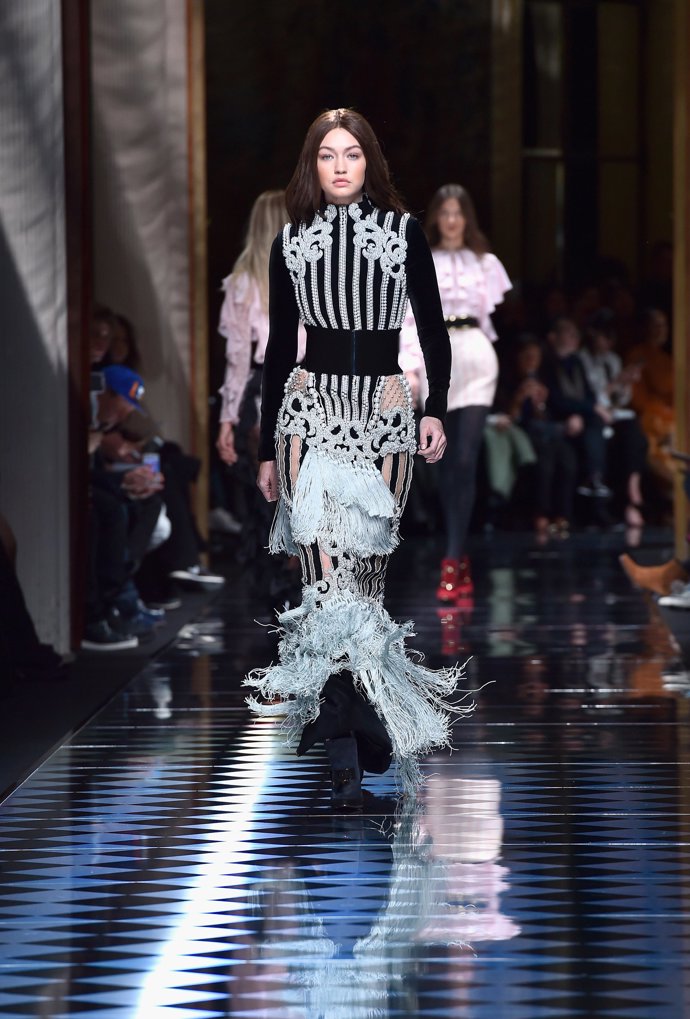 Gigi Hadid desfile de Balmain