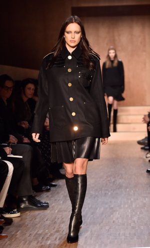 Irina Shayk en el desfile de Paris para la firma Givenchy