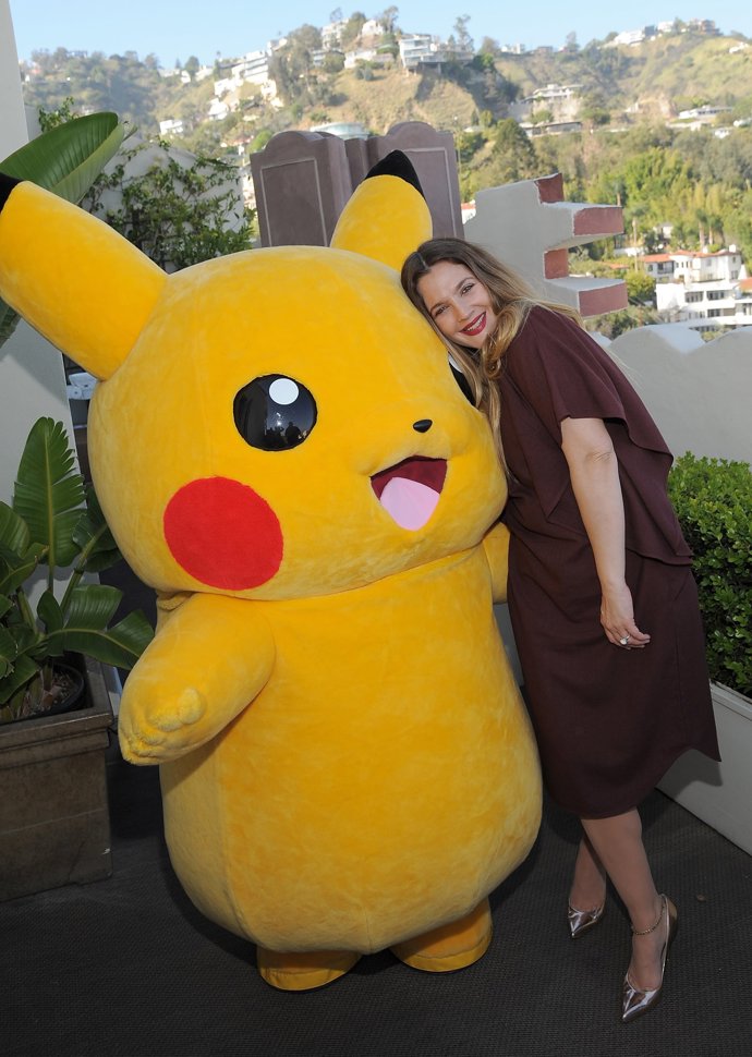 Drew Barrymore con Pikachu