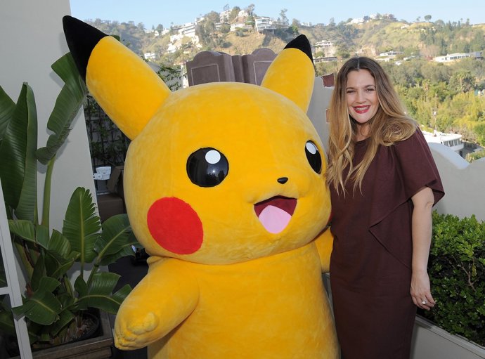 Drew Barrymore con Pikachu
