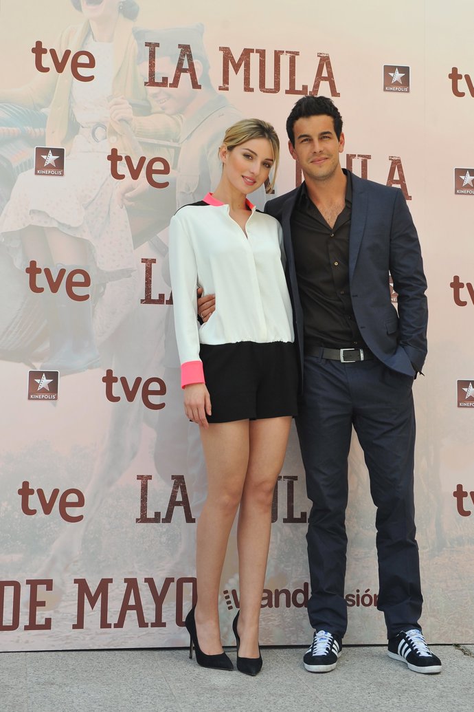 MARIO CASAS Y BERTA VAZQUEZ