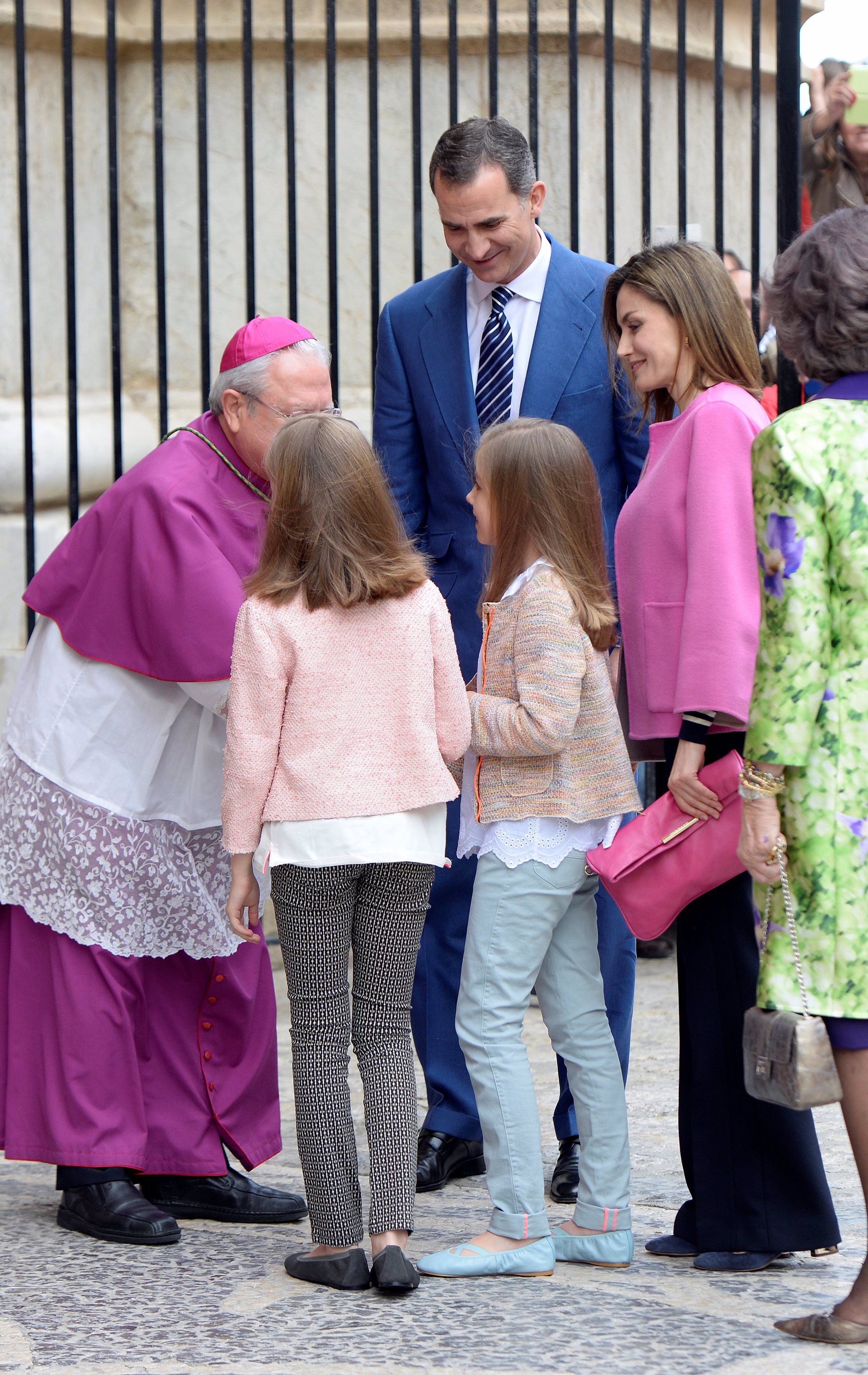 Leonor y Sofía saludan al obispo de Palma de Mallorca