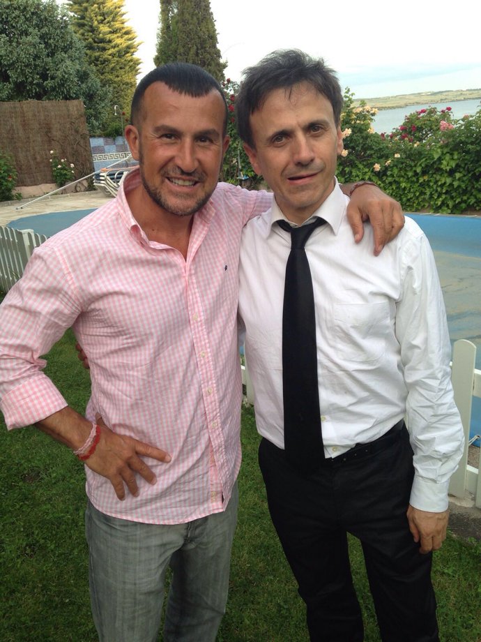 José Mota con Richy Castellanos posando abrazados divertidos