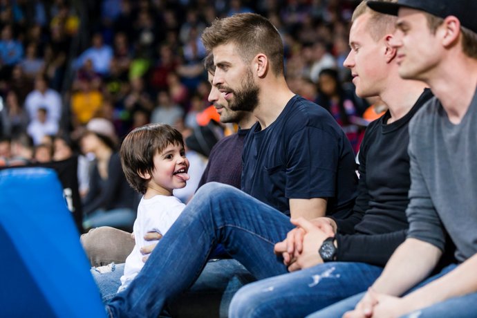 milan y gerard piqué en el baloncesto
