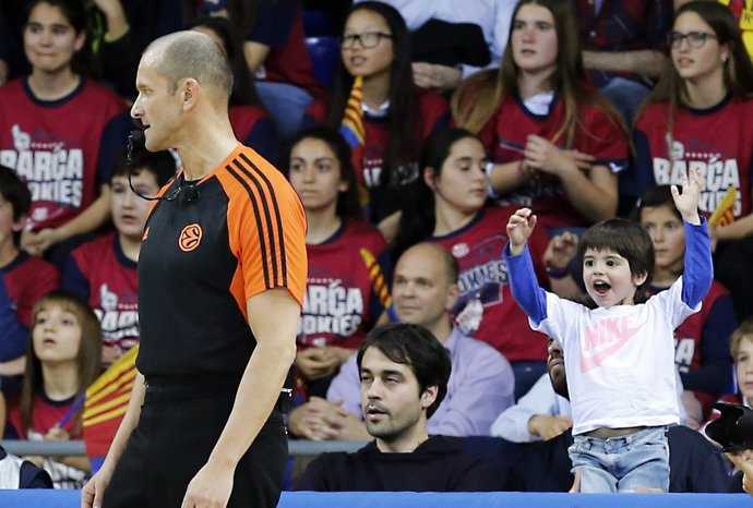 milan celebrando la victoria del fc barcelona