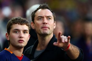 Jude Law y su hijo: ¿De qué equipo de fútbol español son fans?