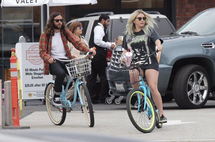 Kesha, olvidando los duros trances judiciales... ¡Con un paseo en bici!