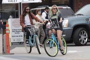 Kesha, olvidando los duros trances judiciales... ¡Con un paseo en bici!