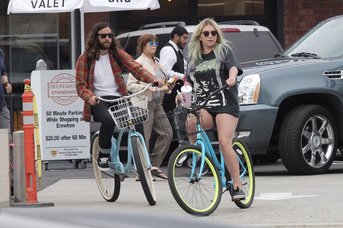 Kesha, olvidando los duros trances judiciales... ¡Con un paseo en bici!