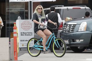 Kesha, olvidando los duros trances judiciales... ¡Con un paseo en bici!