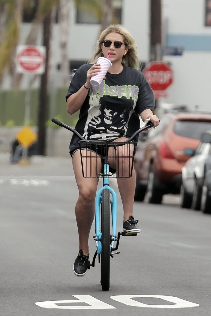 Kesha, olvidando los duros trances judiciales... ¡Con un paseo en bici!