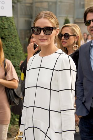 Olivia Palermo con vestido de cuadros de Chloè en la Fashion Week de Paris