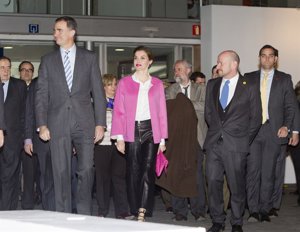 Reina Letizia con pantalones culotte de cuero de Hugo Boss en ARCO