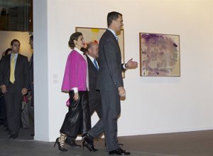 Reina Letizia con pantalones culotte de cuero de Hugo Boss en ARCO