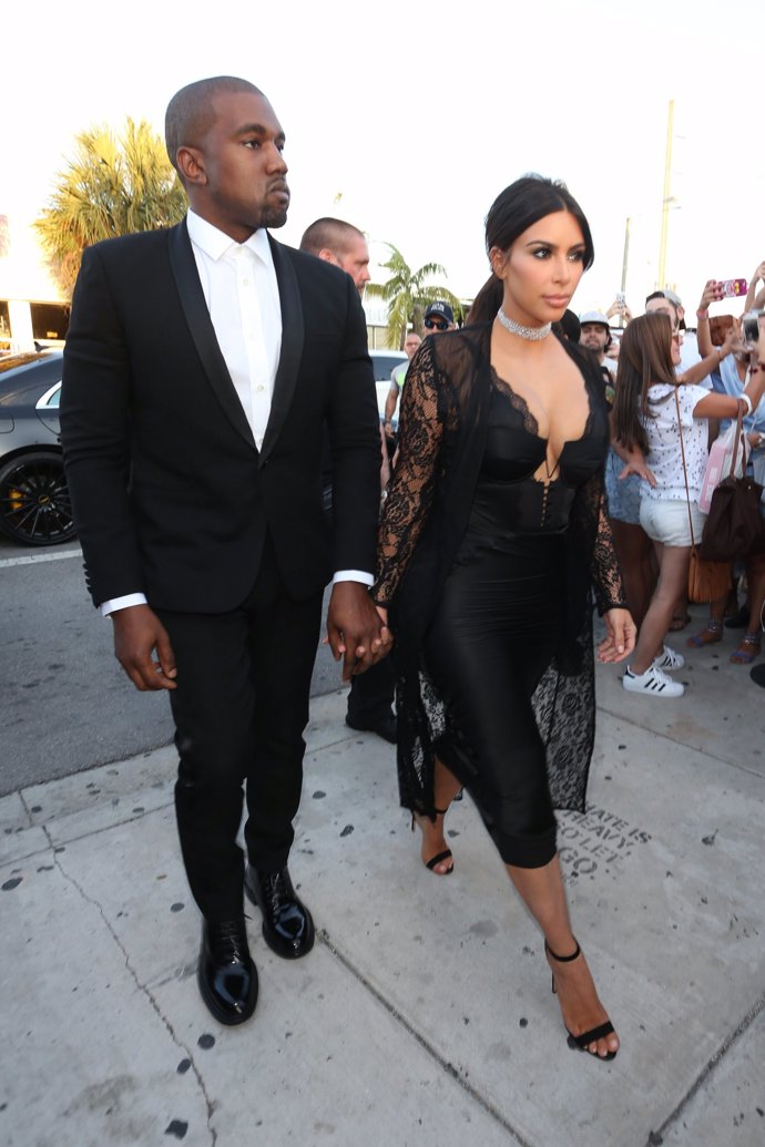 Kim Kardashian junto a Kanye West en una boda