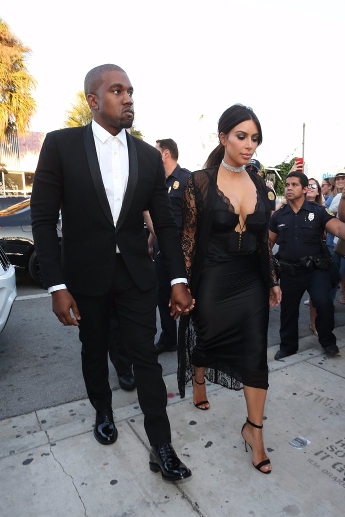 Kim Kardashian junto a Kanye West en una boda
