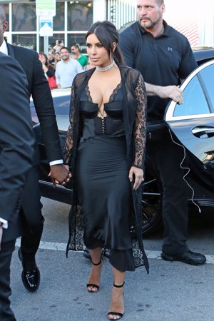 Kim Kardashian junto a Kanye West en una boda