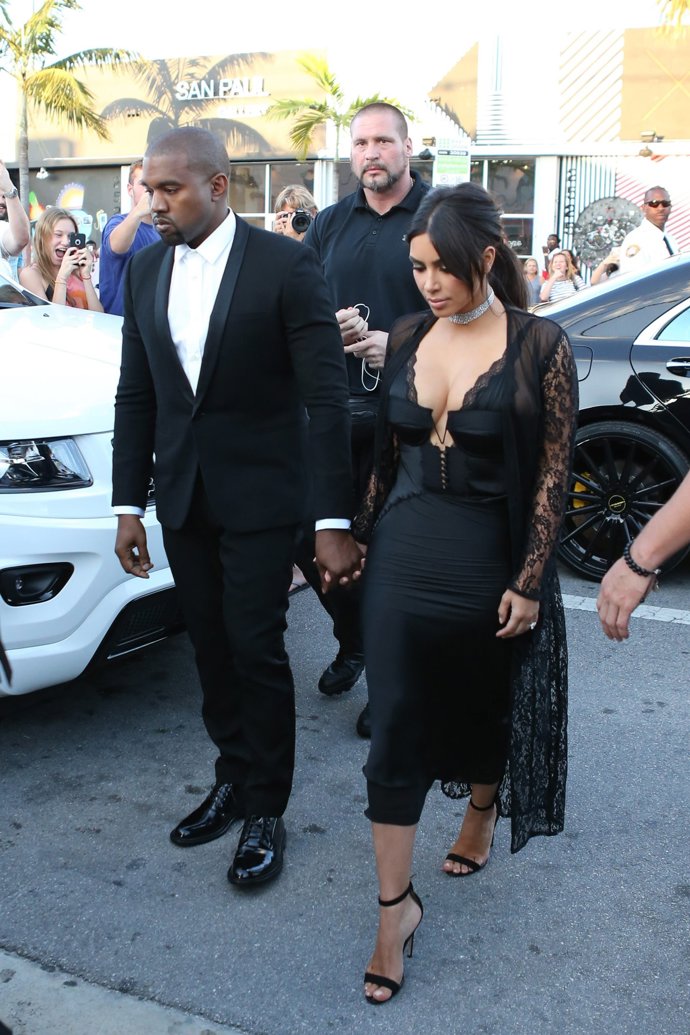 Kim Kardashian junto a Kanye West en una boda