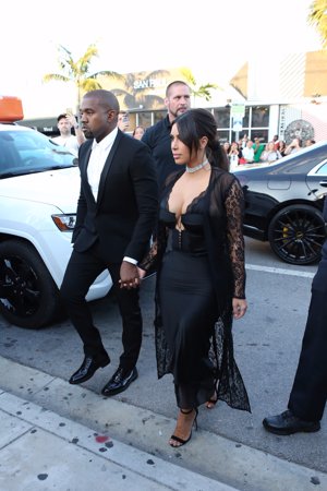 Kim Kardashian junto a Kanye West en una boda