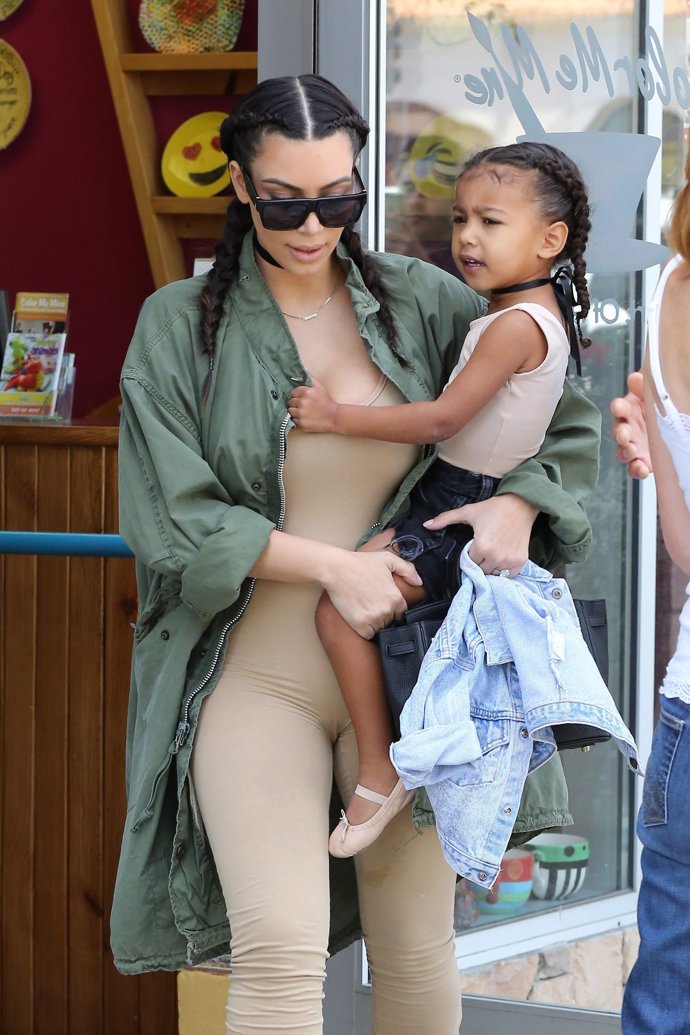 kim kardashian y north west con trenzas