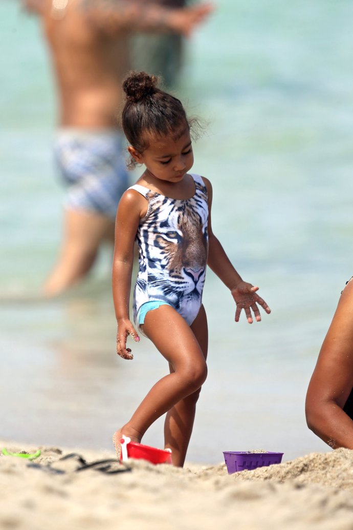 estampado wallpaper north west en la playa en miami