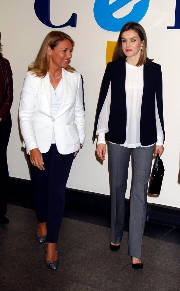 Reinza Letizia con capa de Zara