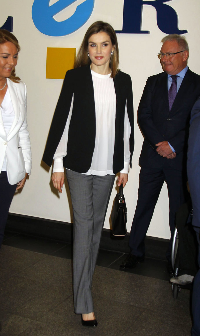 Reinza Letizia con capa de Zara