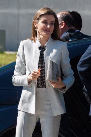 Reina Letizia en el CIAL con traje de chaqueta 'working girl'