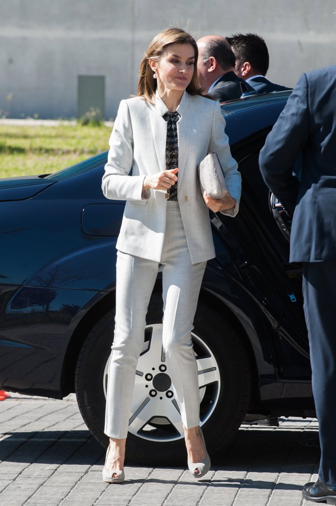 Reina Letizia en el CIAL con traje de chaqueta 'working girl'