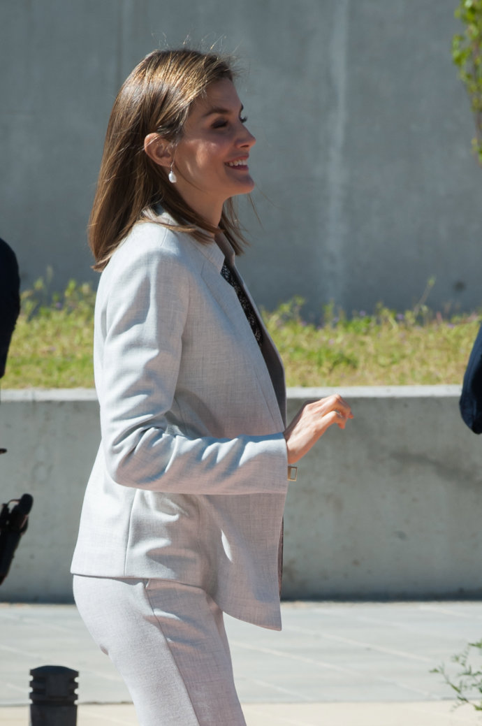 Reina Letizia en el CIAL con traje de chaqueta 'working girl'