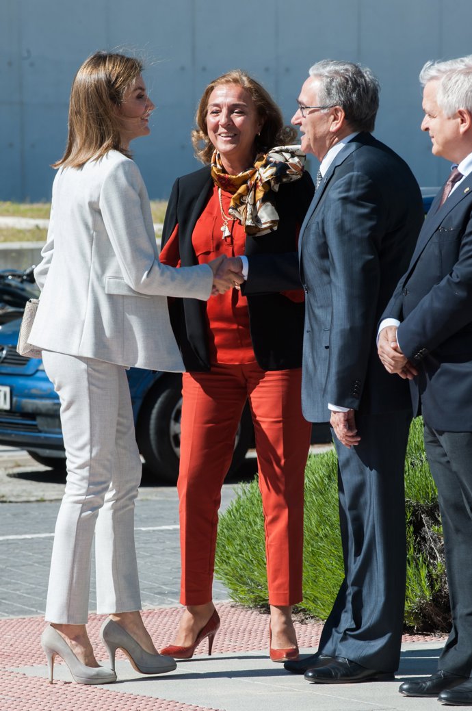 Reina Letizia en el CIAL con traje de chaqueta 'working girl'