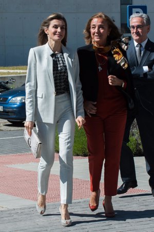 Reina Letizia en el CIAL con traje de chaqueta 'working girl'