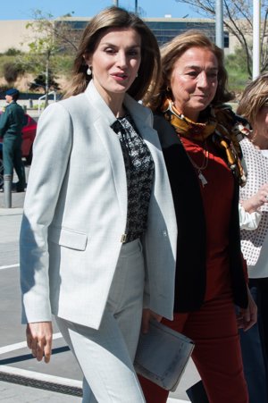 Reina Letizia en el CIAL con traje de chaqueta 'working girl'