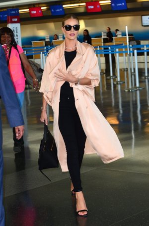 Rosie Huntington-Whiteley en el aeropuerto de Nueva York