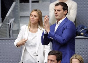 Albert Rivera con su novia la azafata Beatriz Tajuela en el tenis - Iván del Monte