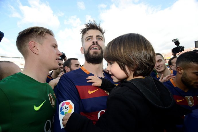 gerard pique con milan en granada