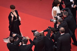 Paz Vega en el festival de Cannes 2016 con vestido de Stephane Rolland